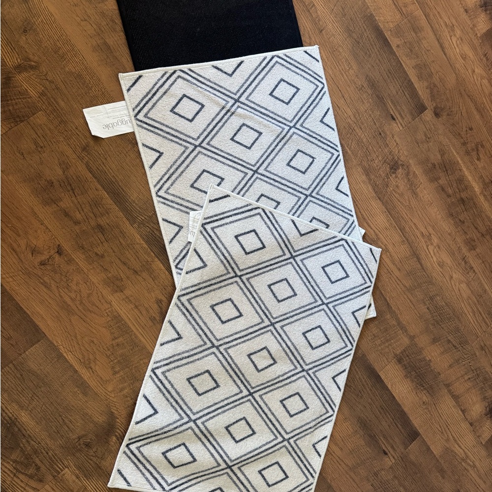 Ruggable Geometric Patterned Bath Mats in Black and White